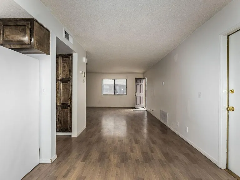 1020 W Atkins Ave #B — Photo 8