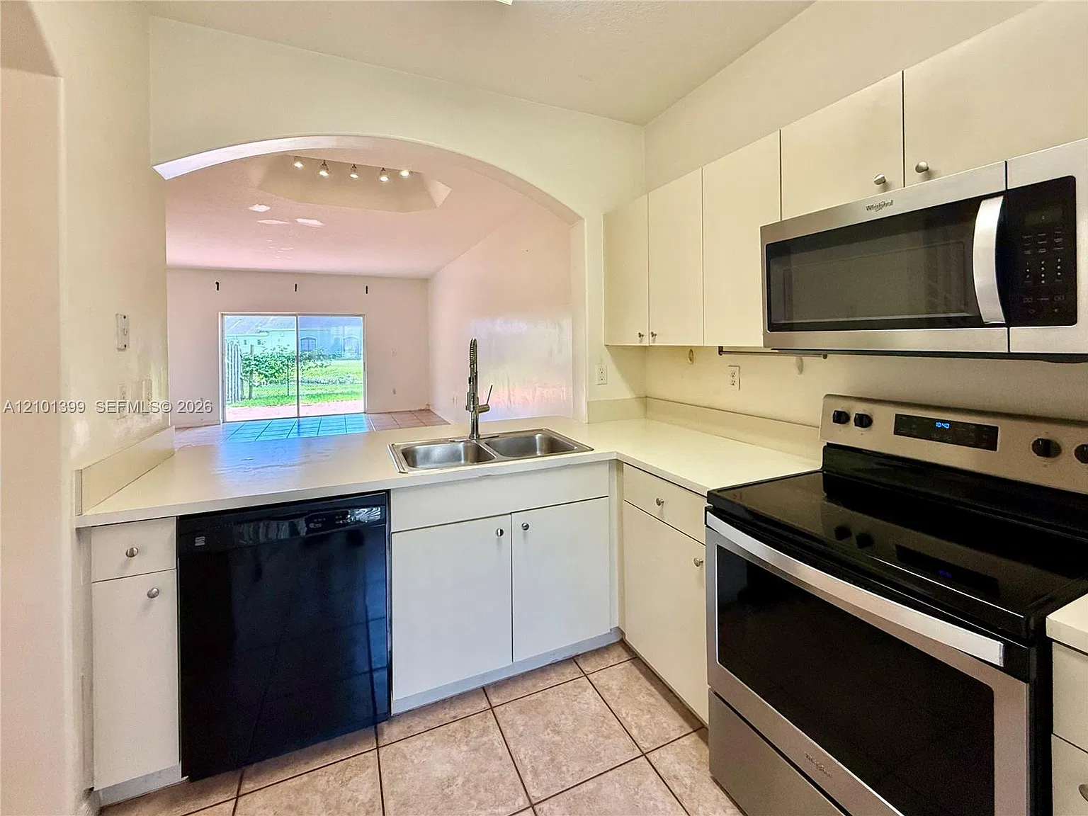 Hampton Place Condo — Photo 4