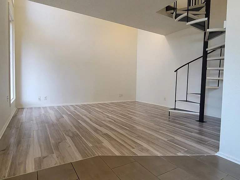 2501 E 10th St #1 — Photo 8