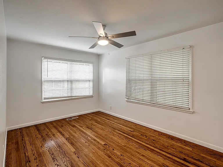 4620 N Harvey Pkwy — Photo 28