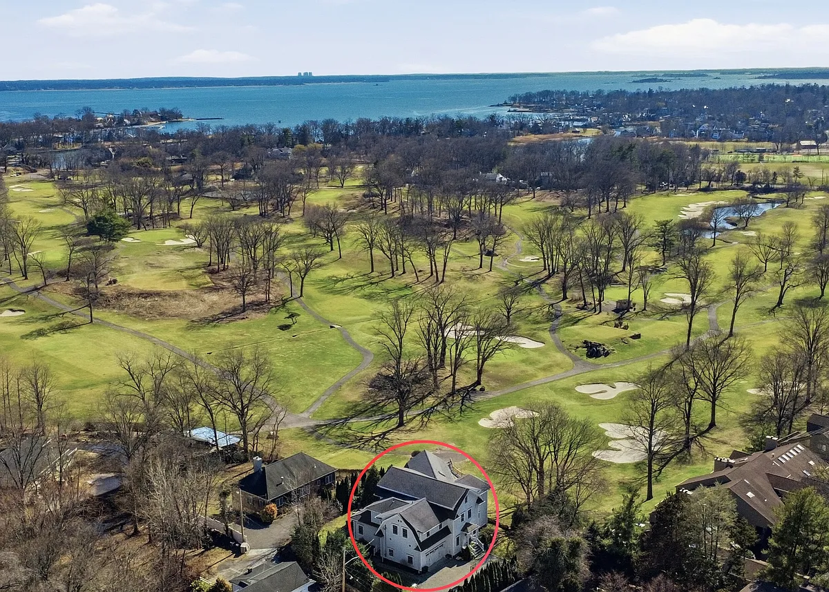 Nestled along a private lane with sweeping views of Hampshire Golf Course - 74 Old Post Ln