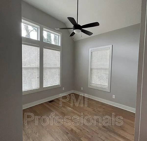 111 Creighton Ave #B — Photo 5