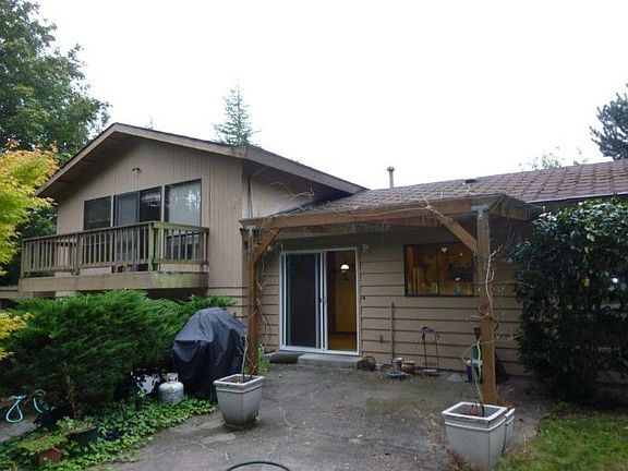 Great back yard, very private surrounded by other homes with large lots. The master bedroom offers a