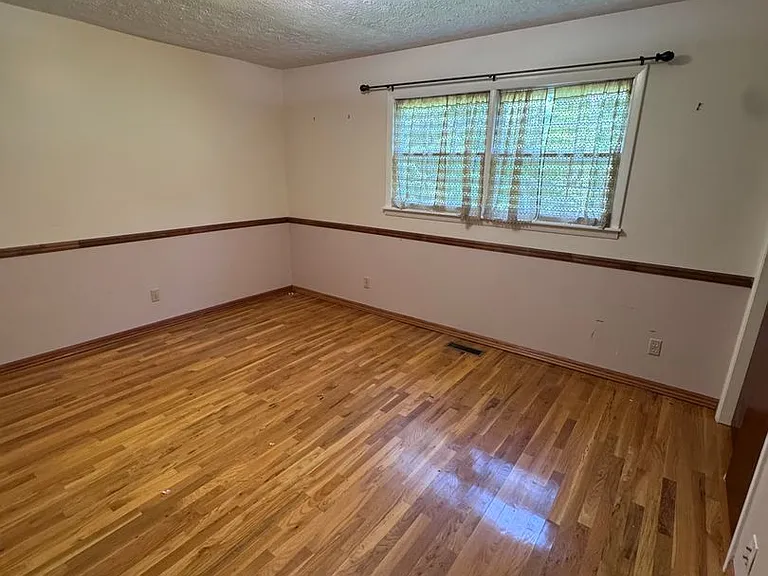 330 Heards Ln — Photo 3