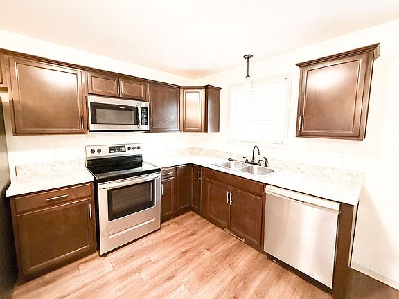 4th image of 927 Oak Ln
