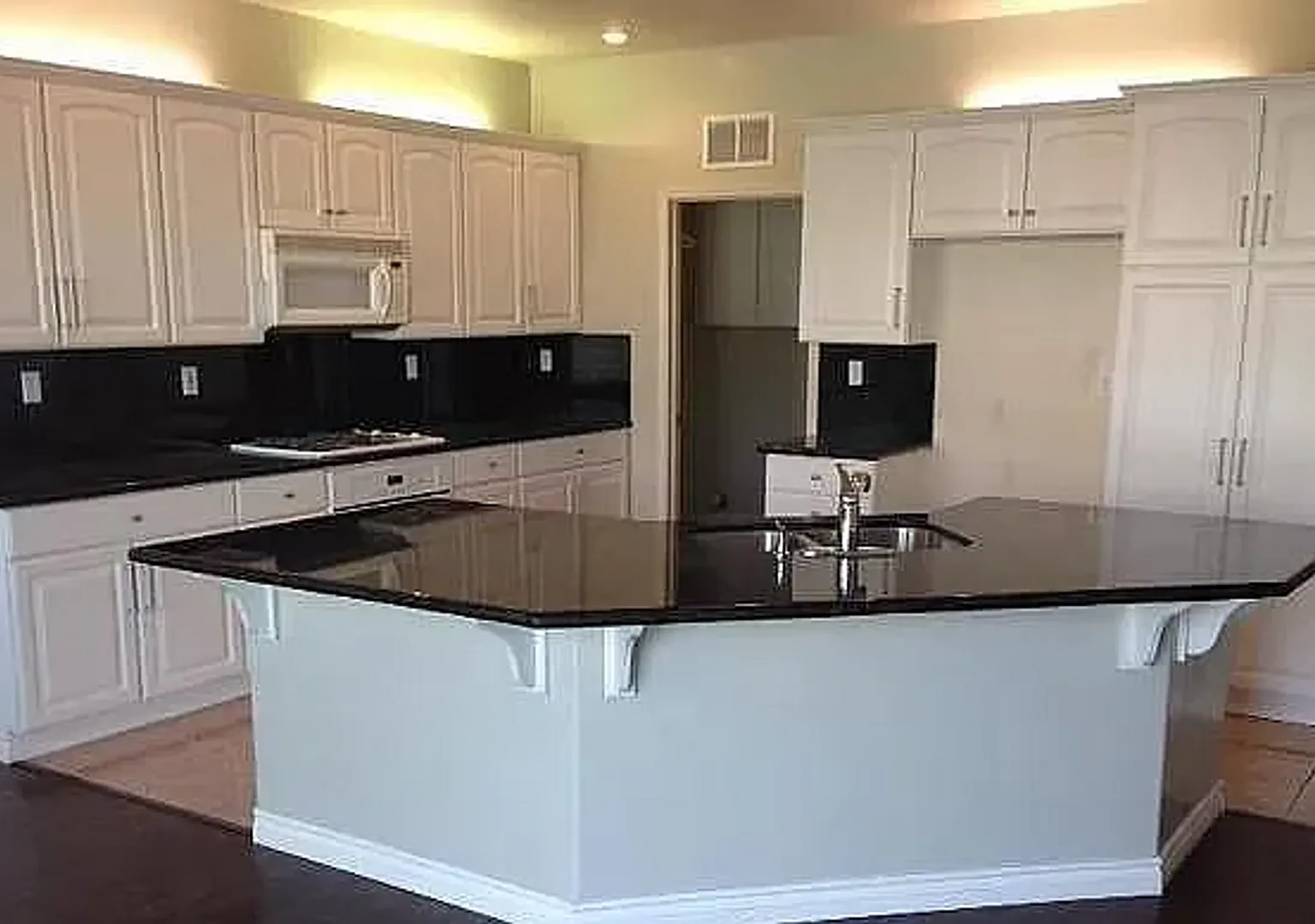Coming Soon! Gorgeous 4 Bedroom 3 Bath Home In An Hoa Community — Photo 2