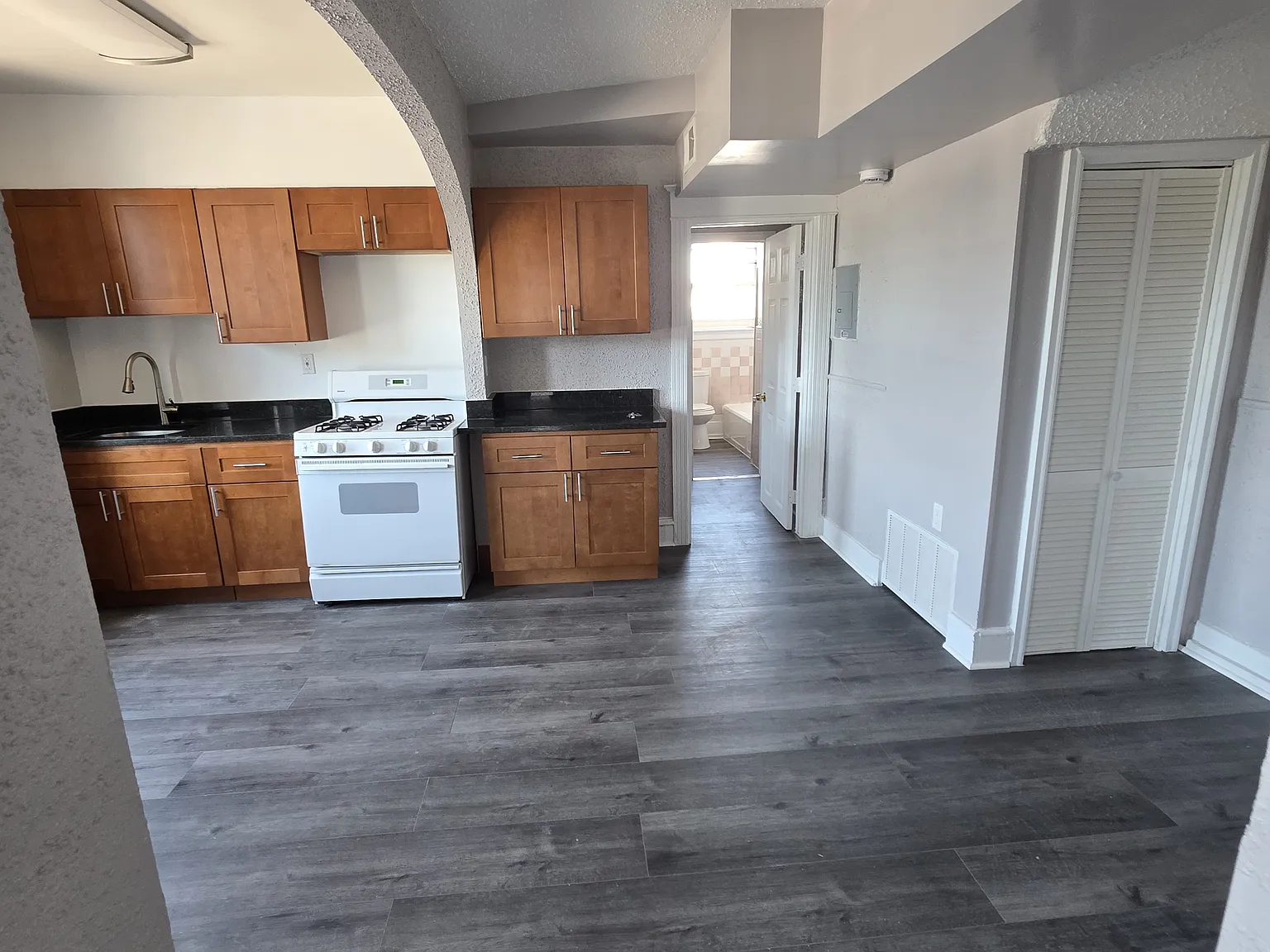 2 bed, 750 sqft, $1,150 — Photo 2
