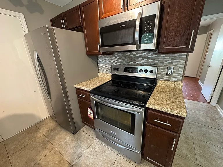 7327 Albert St — Photo 23