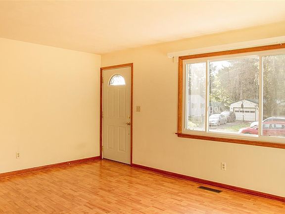 4th image of 33 Iris Dr