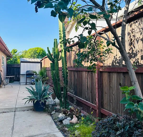 1044 Agate Ave — Photo 2