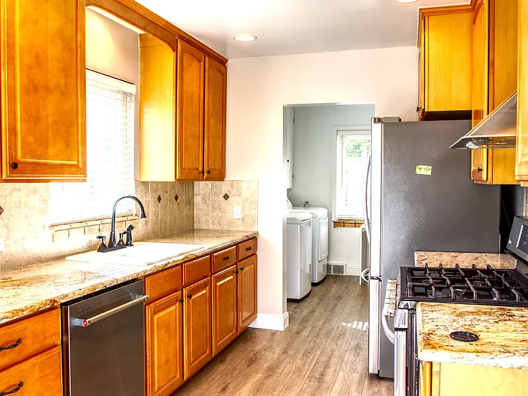 2870 Grape St — Photo 3