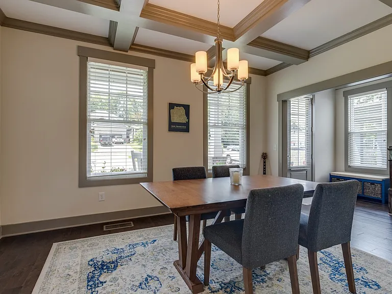 1813 Sherwood Ln — Photo 4