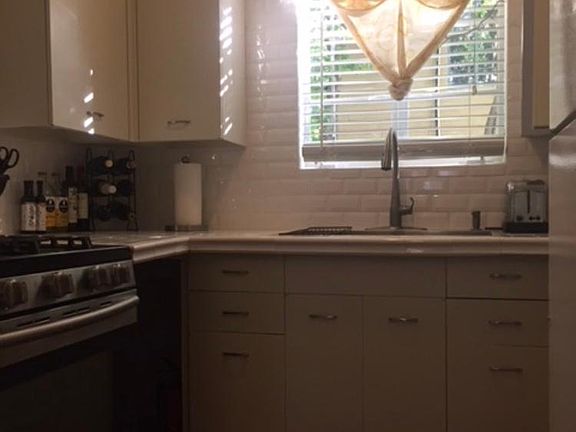 4th image of 4006 Maplewood Ave #A