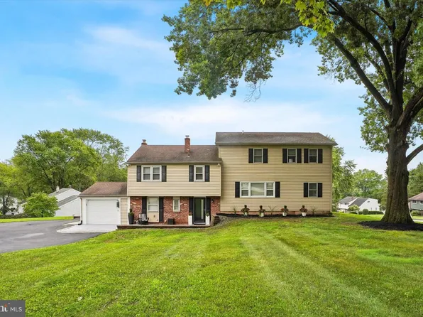 2351 N Parkview Dr, Norristown, PA 19403