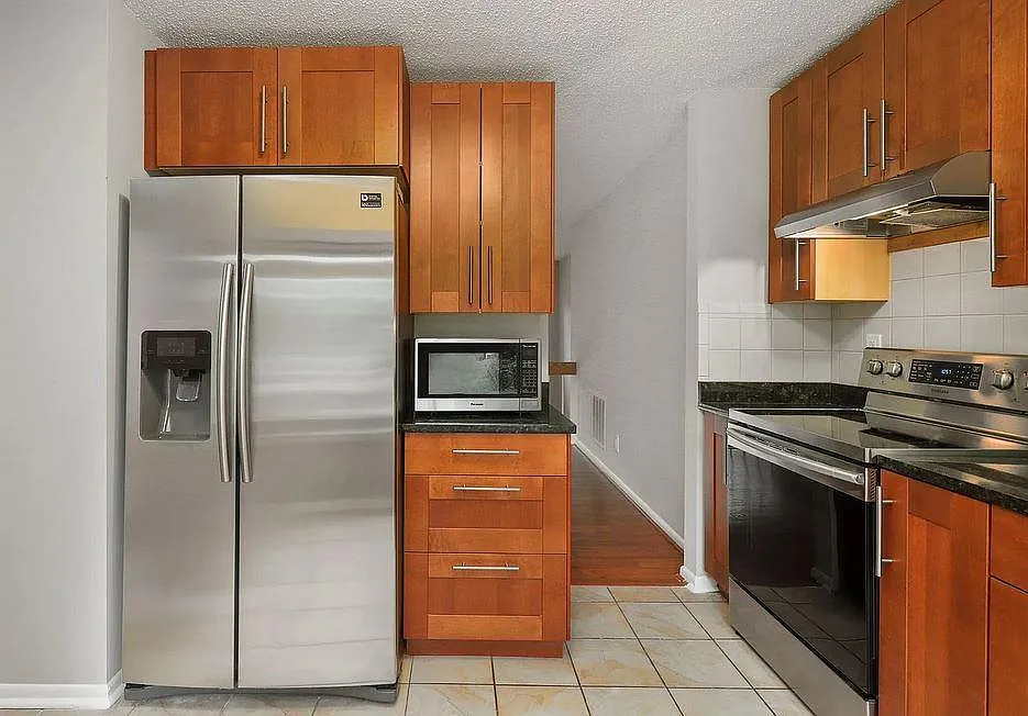 3 bed, 1894 sqft, $2,925 — Photo 2
