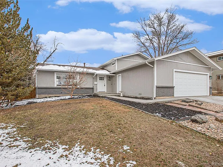 8369 E Briarwood Ave — Photo 2