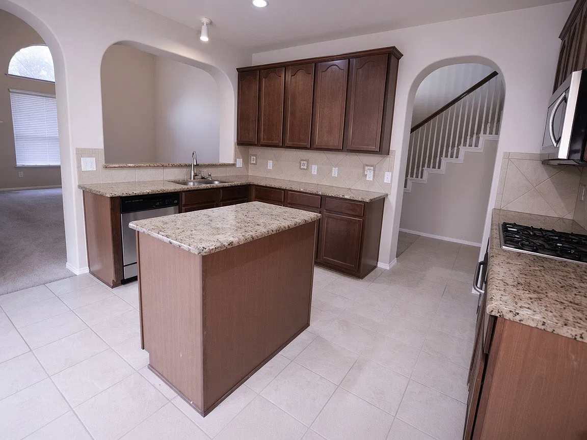 5 bed, 3.5 bath, 3500 sqft, $2,500 — Photo 4