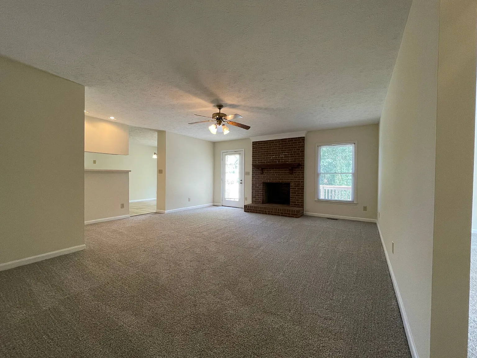 3 bed, 2.0 bath, 1582 sqft, $1,600 — Photo 3