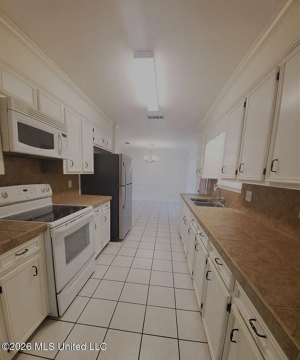 3 bed, 2.0 bath, 1352 sqft, $1,950 — Photo 3