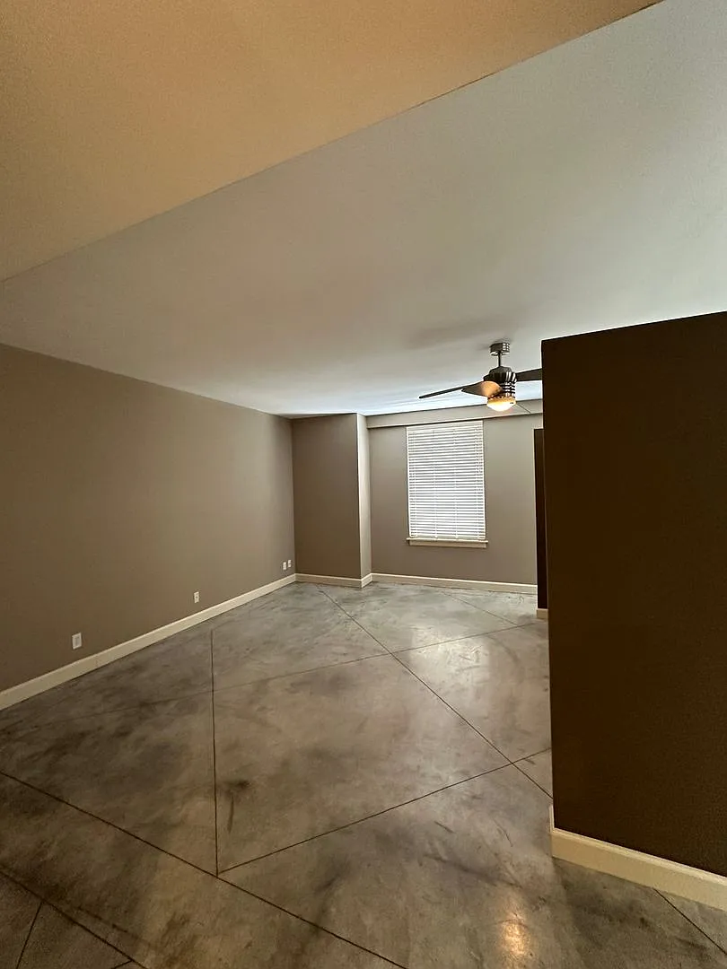 Includes Garage Parking And Indoor Pool! Studio Downtown Memphis Condo In The Historic Claridge H... — Photo 3