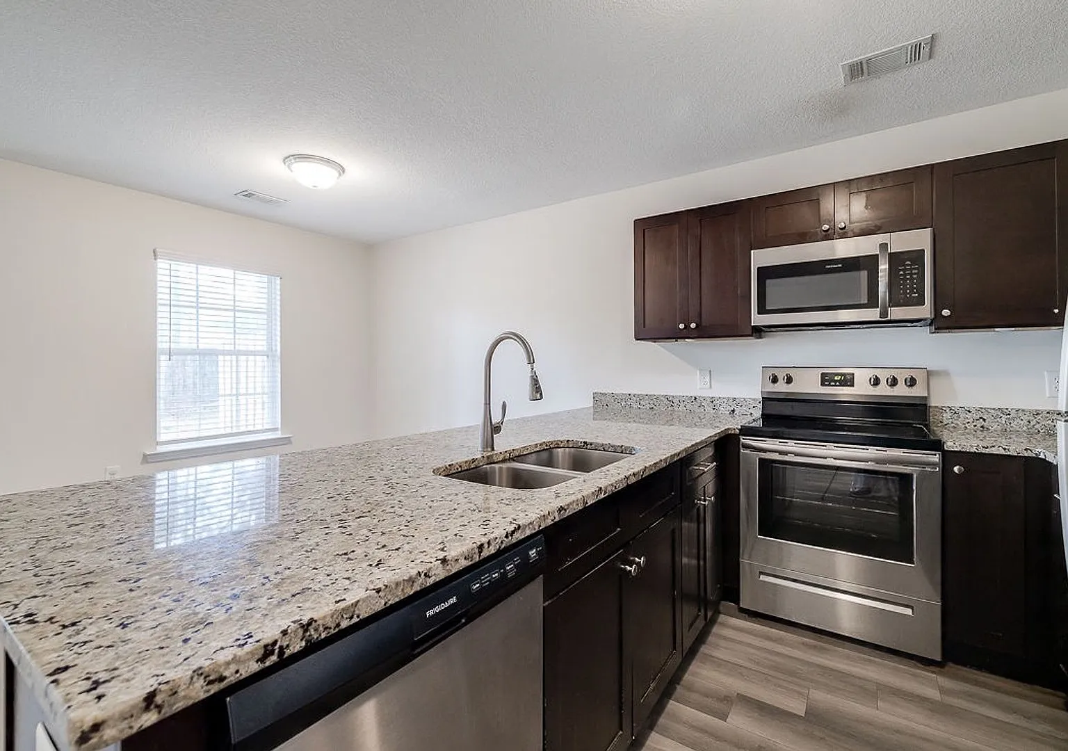 3 Bed 2.5 Bath - Spacious Townhome Centrally Located in Rincon — Photo 2
