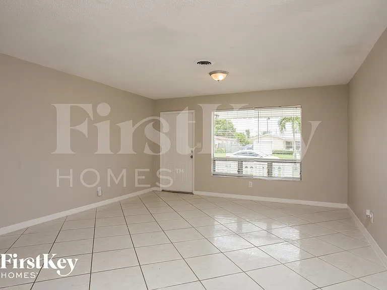 3430 NW 34th St — Photo 3