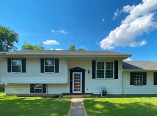 1718 Wildwood Rd, Bloomington, IL 61704