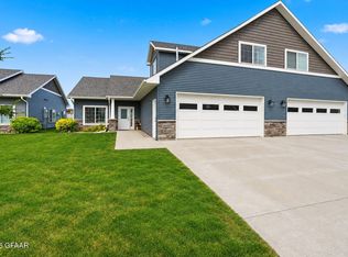 4440 Edgewood Ct, Grand Forks, ND 58201