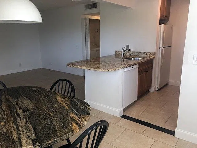 2 bed, 900 sqft, $2,000 — Photo 2