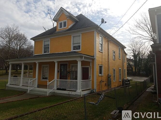 1st image of 1006 Campbell Ave SW #B