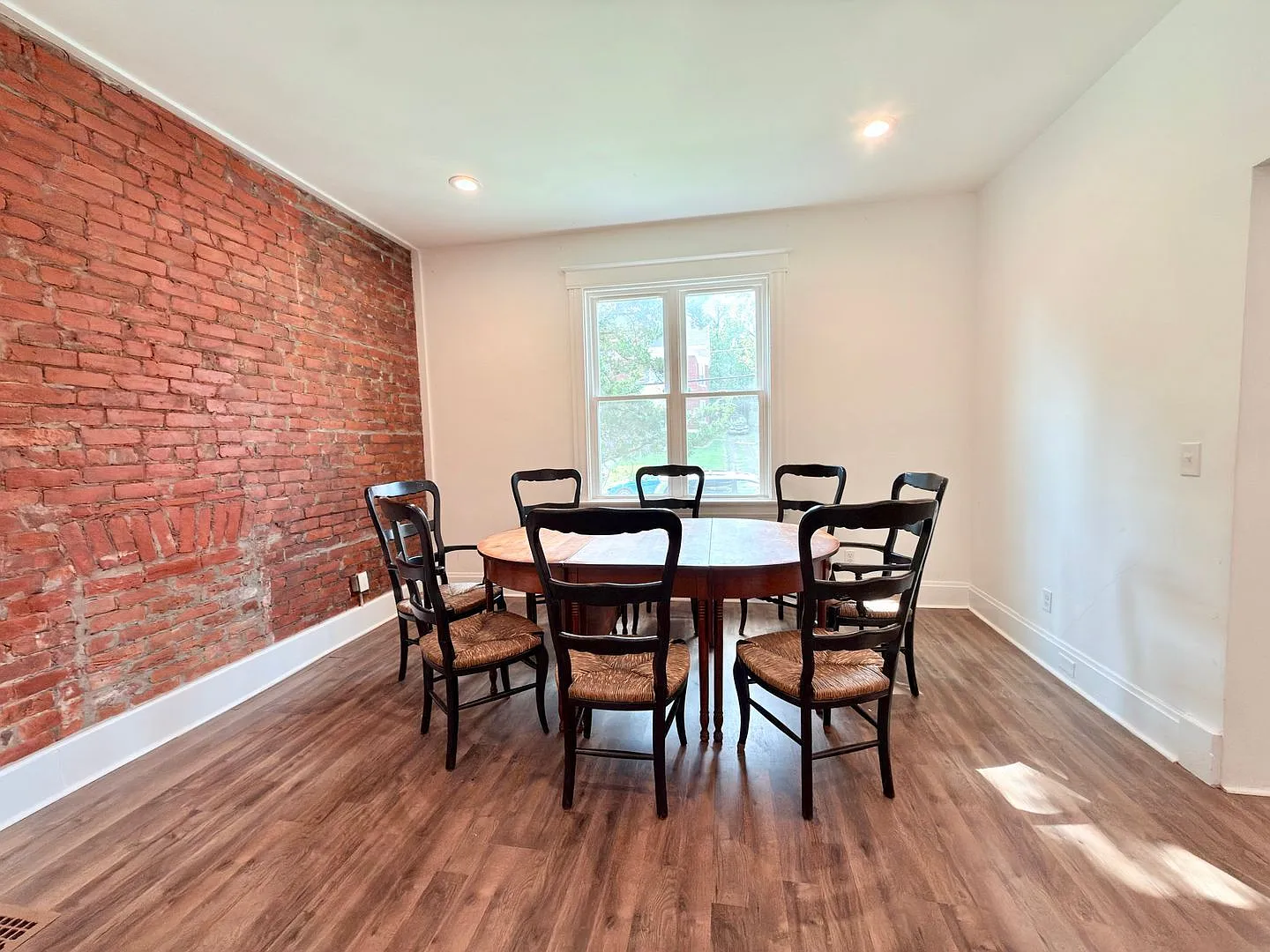 5 bed, 2.5 bath, 2360 sqft, $3,195 — Photo 3