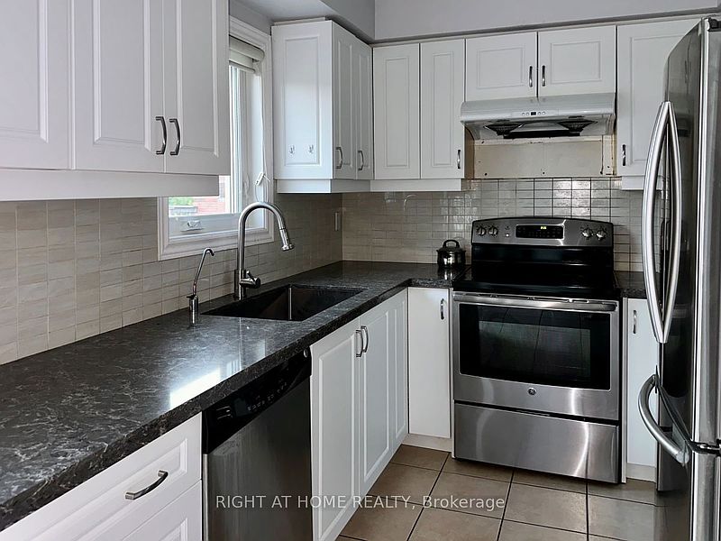 Oakville Townhouse for rent - 3 Bedrooms — photo 3