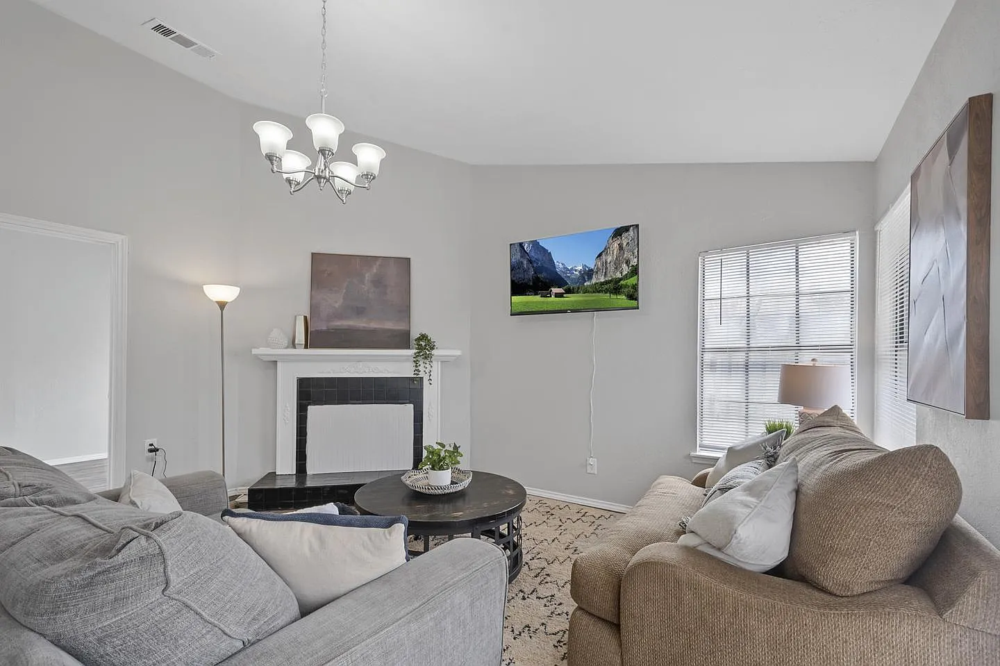 Comfort & style in Arlington with easy highway access — Photo 2