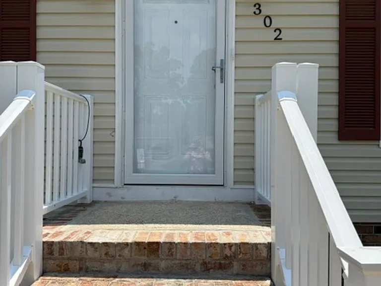 302 Cottonwood Ln — Photo 3