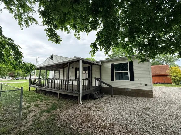 307 W 7th St, Saint Elmo, IL 62458