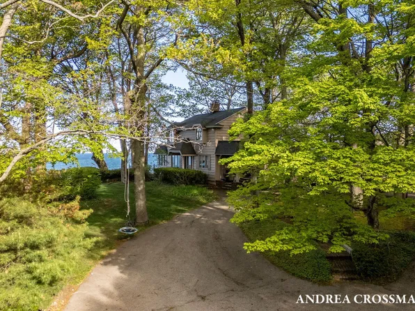 5011 Rosabelle Beach Ave, Holland, MI 49424