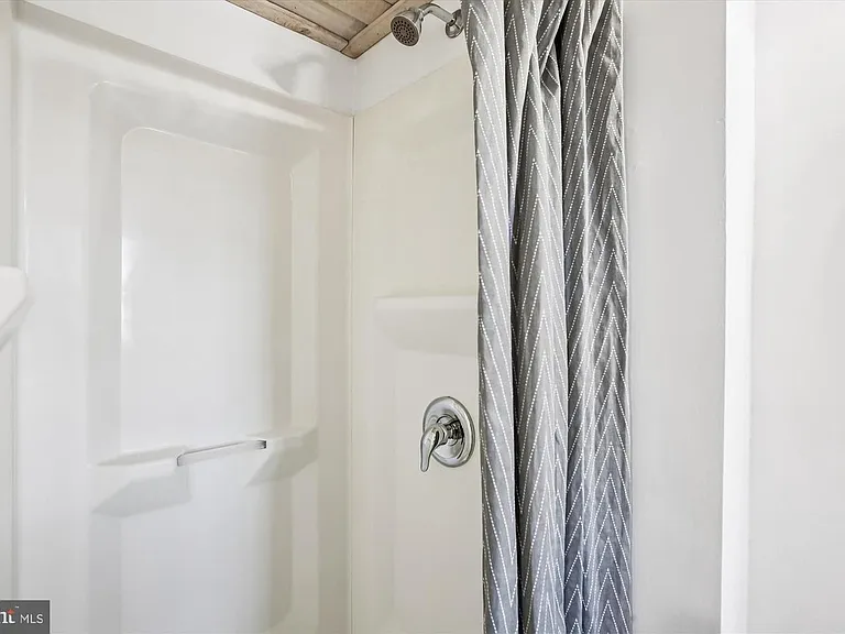 1760 E St NE — Photo 33
