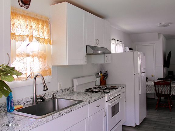 4th image of 135 Franklin Ave