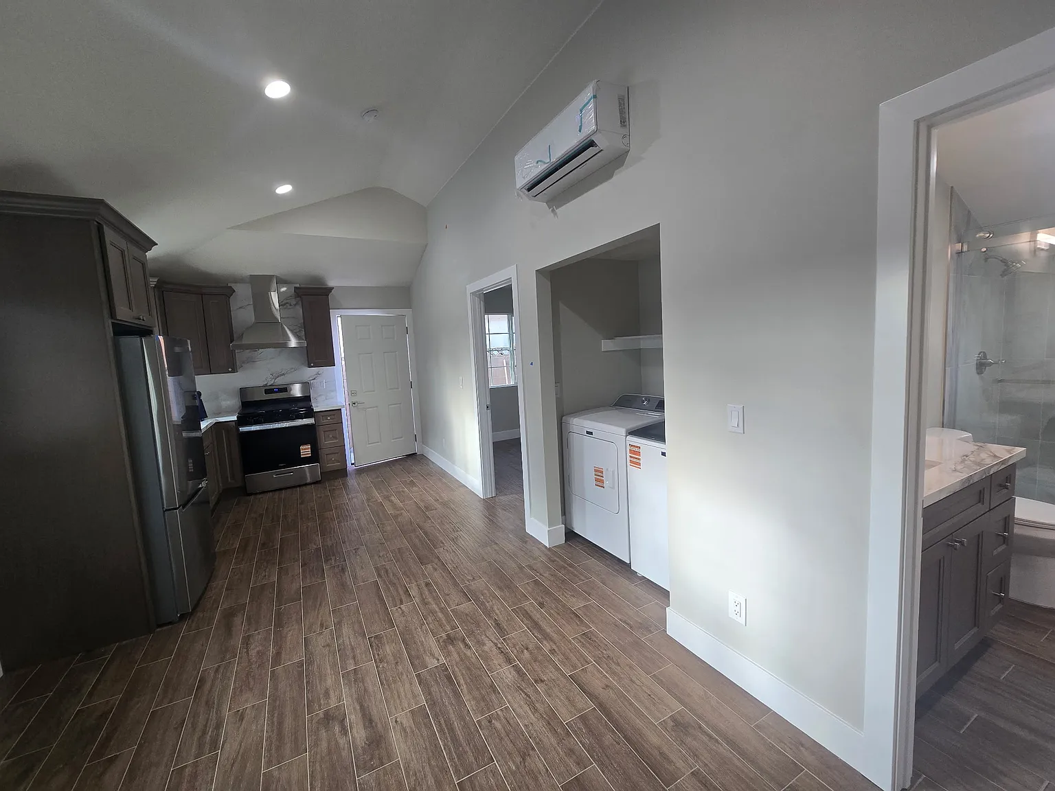 1 bed, 450 sqft, $2,100 — Photo 3