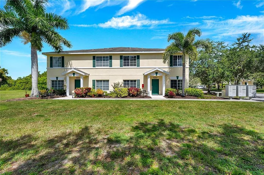 3 bed, 2.5 bath, 1400 sqft, $2,100 — Photo 2