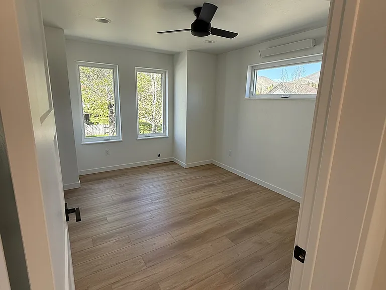 637 S River St — Photo 9