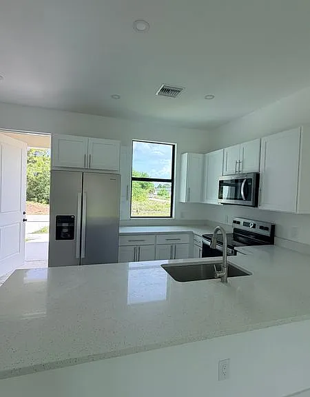 496 Loretta Blvd — Photo 2