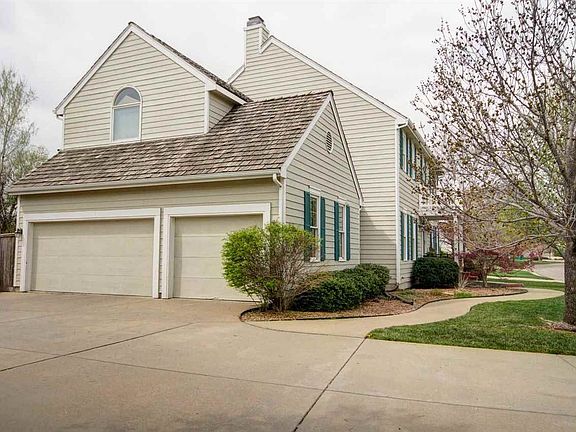 3rd image of 937 N Woodridge Ct