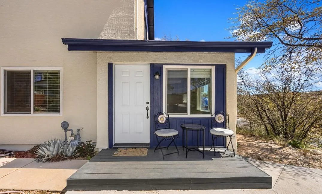 704 Hermosa Dr — Photo 2