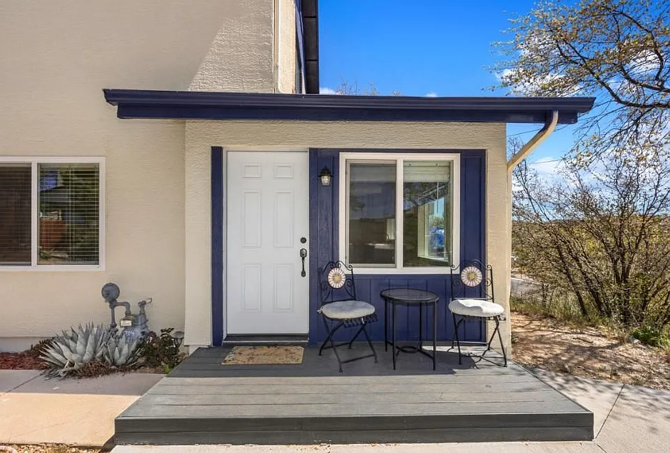 704 Hermosa Dr