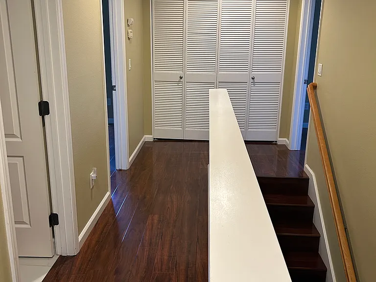 WALKWAY UPSTAIRS
