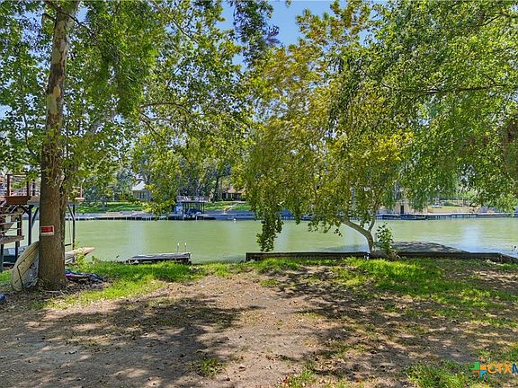 3rd image of 924 Lake Dr