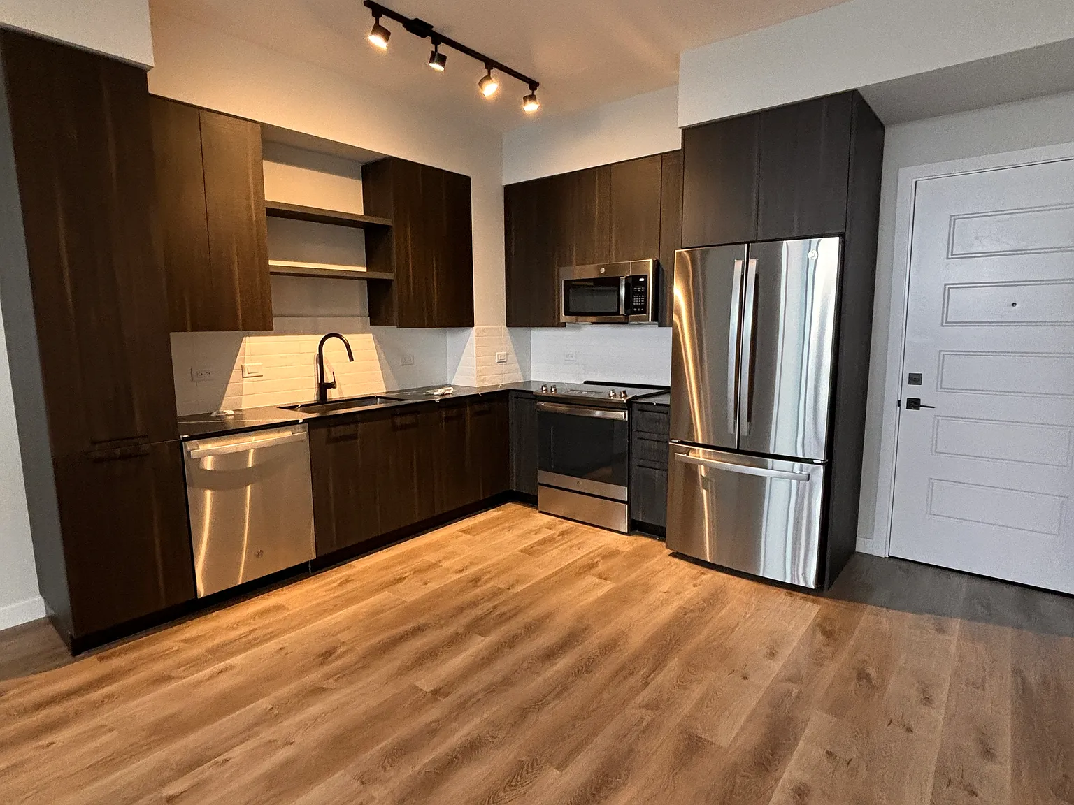1 bed, 780 sqft, $2,400 — Photo 1