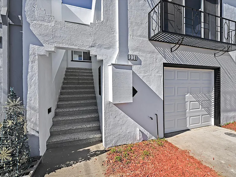 318 1st Ave — Photo 2