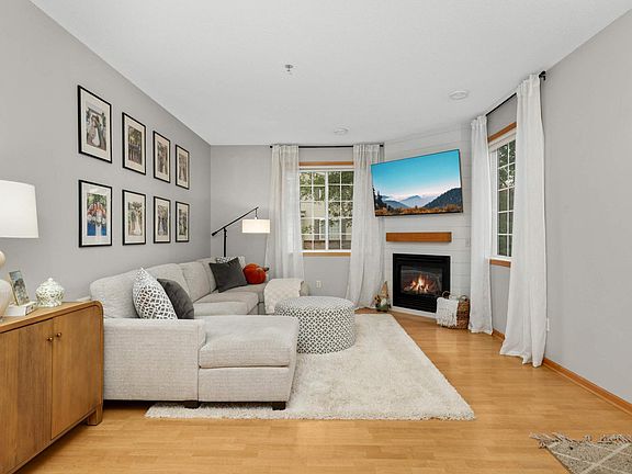 3rd image of 379 Frederick Cir #905
